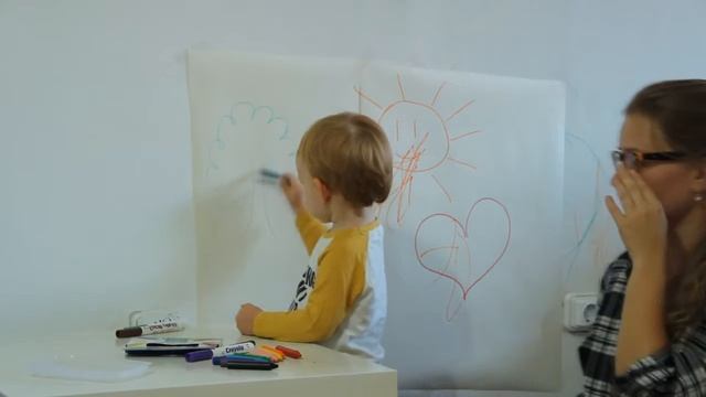 Рисуем фломастерами Crayola Mini Kids и мелками Jovi для малышей смотреть онлайн