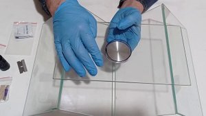 Показываю как приклеить металлический пятак к стеклянному столу