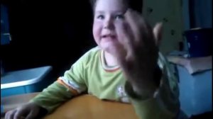 Мальчик учит стихотворение про ласточку