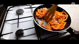 Лапша WOK из коробки  . Дома  приготовить  лапшу  Вок  можно . рисовая лапша с соусом и овощами .
