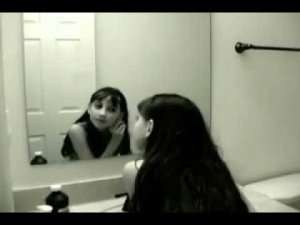 ДЕВОЧКА-ПРИЗРАК В ЗЕРКАЛЕ!