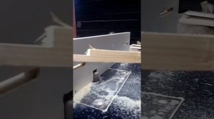 Выборка четверти (зареза) в верхней планке рамки с помощью самодельного фрезерного стола