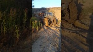 Погрузка песка фронтальным погрузчиком МТЗ 80 2020