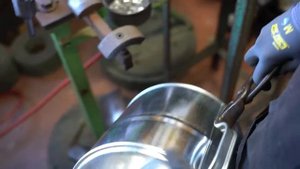 процесс изготовления лейки. Японская фабрика, производящая лейки ручной работы.