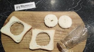 Сэндвич с колбасой и сыром в яйце на сковороде