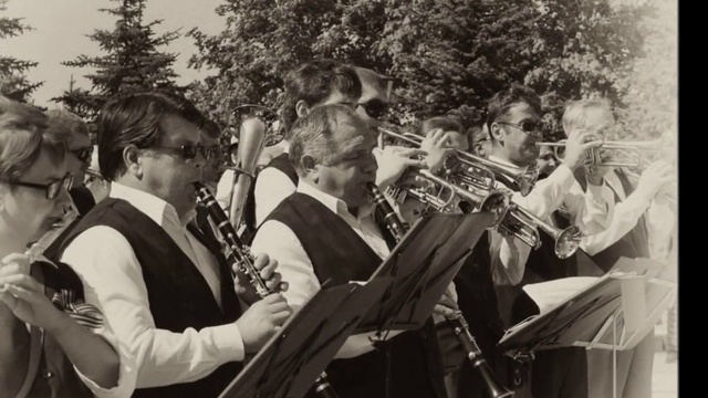В городском саду флейты лабораторные. Окуджава в городском саду флейты. В городском саду флейты да. В городском саду флейты да. Танцплощадка духовой оркестр в парке.