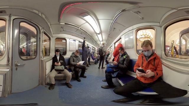 Поездка в Петербургском метро от станции Проспект Просвещения до станции Сенная площадь в 360° смотреть онлайн