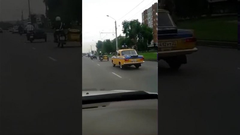 Барнаульцев удивил ретро-кортеж транспорта госавтоинспекции