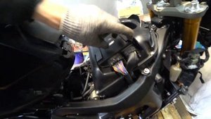 Yamaha MT-09 Tracer (FJ-09) (Трейсер). Замена воздушного фильтра и свечей. Гаражные истории.