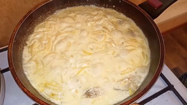 Тушеный минтай с подливкой и макаронами. смотреть онлайн