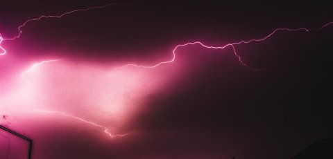 В Южной Алабаме молния эффектно прочертила линию на ночном небосводе © Ryan Gruver