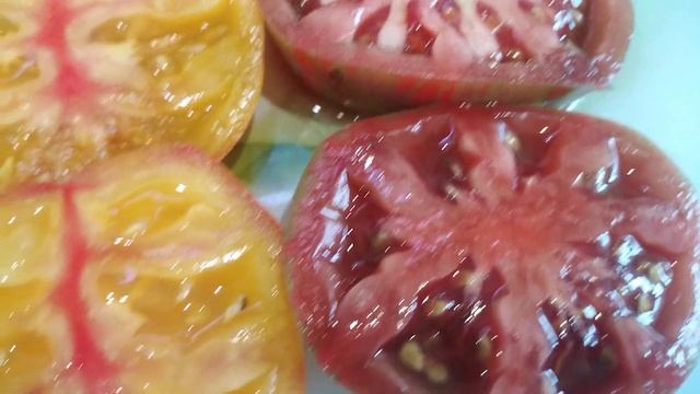 Эти томаты на разрезе и по вкусу очень похожи.Коллекционные, экзотические сорта.Обзор.