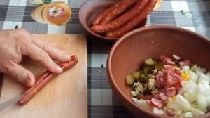 Немецкий салат с солёными огурцами и охотничьими колбасками