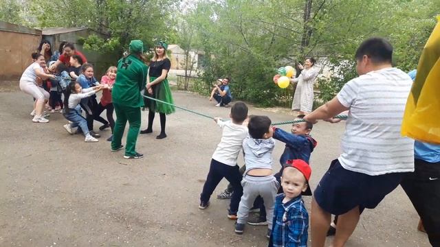 Тянут канат мальчики против девочек. День рождение Дияра 5 лет смотреть онлайн