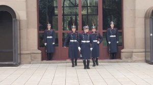 Смена караула у резиденции Президента Болгарии, которая находится в самом центре города София