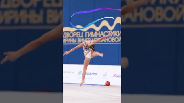 Сколько шпагатов??⚡️ #художественнаягимнастика смотреть онлайн