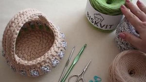 Корзина с тюльпанами из трикотажной пряжи. платный мастер-класс