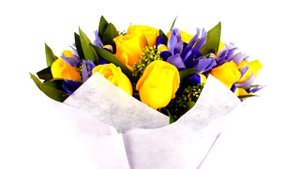 Букет из роз и ирисов - Цветочный Маркет 24