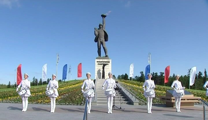 Мау г. Самотлорское месторождение нефти. Памятник самотлора памятник покорителям самотлора. Новости самотлора нижневартовска. Сквер нефтяников нижневартовск.