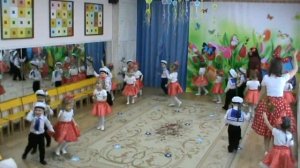 ТАНЕЦ С ЦВЕТАМИ танцуют самые маленькие дошколята.
