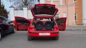 Два эстрадных 18 дюймовых сабвуфера в багажнике + фронт на 25см эстраде, лупят от души)