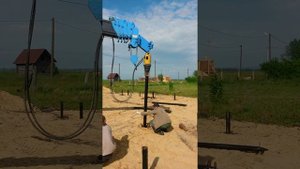 Монтаж винтовой сваи с помощью ямобура при возведении фундамента под строительство дома