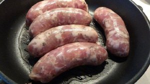 Колбаски-купаты на сковороде гриль