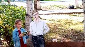 Девочка читает стихи Есенина