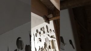 Демонтаж лопнувшего пластикового порога балконной двери. Если нет под рукой Болгарки...