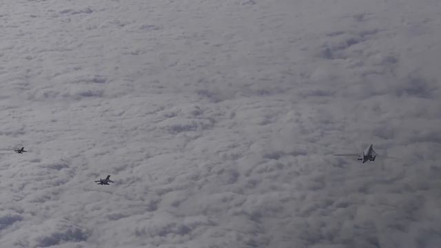 Пролёт пары Ту 160 над нейтральными водами Балтики смотреть онлайн