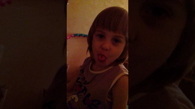 Вика делает язычок трубочкой