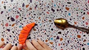 Как слепить креветку из пластилина. Пошаговое видео.