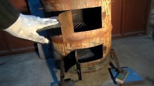 Печка из бочки для сжигания листьев и готовки еды