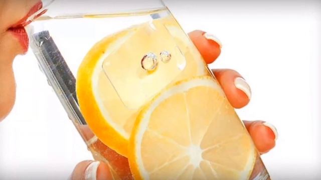 человек пьет воду с лимоном