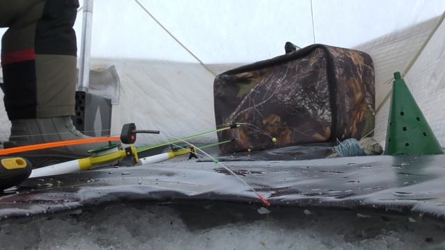 ОПУСТИЛ МОРМЫШКУ В ЗАВАЛЫ БРЕВЕН И...!!! Зимняя рыбалка с домашним комфортом в палатке. смотреть онлайн