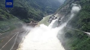Китайская ГЭС "Байхэтань", крупнейшая из строящихся в мире, провела экспериментальный сброс паводка