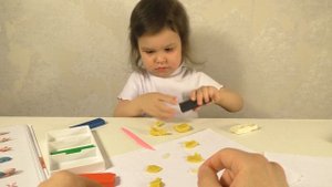 Вероника лепит мышь из пластилина. Поделки с детьми, лепим из пластилина