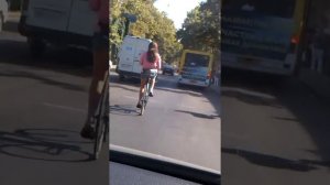 Девушка на велосипеде