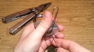 Как открыть замок без ключа, как сделать отмычку, как открыть замок скрепкой.