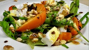 Салат с хурмой , руколой , орехами и сыром фета .