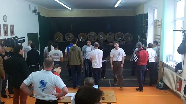 Чемпионат Москвы по Спортивному метанию ножей 2013. Топоры. 4 метра. Разминка смотреть онлайн