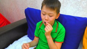 Дамир и папа играют в школу и едят вредную еду