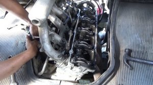 Снимаем ГБЦ на Мерседес 208 Д ОМ 601.