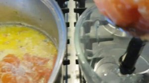 Морковь с зелёным горошком в молочном соусе.