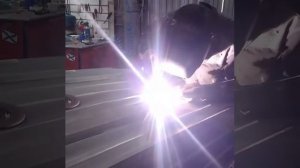 Сварка лодки из алюминия аргоном.
