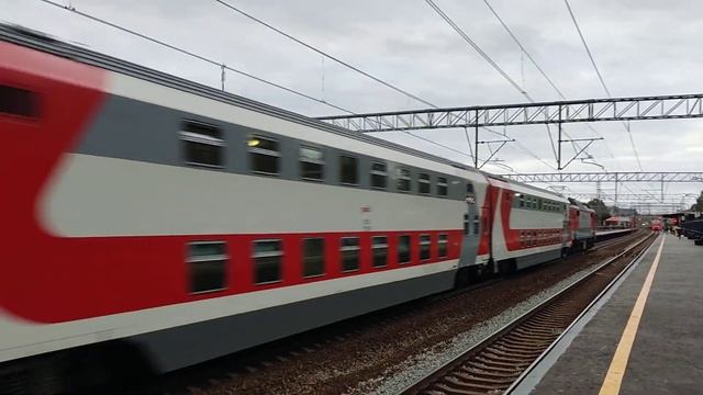 Электровоз ЭП2К-155 с двухэтажным пассажирским поездом сообщением "Петрозаводск-Москва" смотреть онлайн