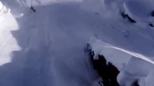 Extreme, steep skiing.Экстрим, крутой спуск на лыжах .