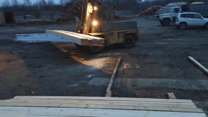 львовский погрузчик перевозит пачки(2).mp4