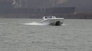 Катер катамаран с тремя моторами