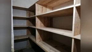 Полки в кладовке своими руками из дерева.     Do-it-yourself shelves in the pantry
